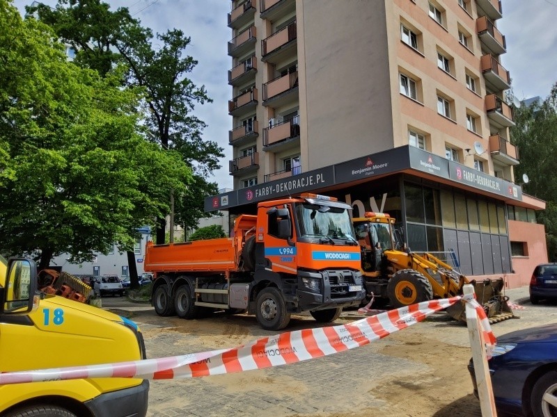 Pękła rura wodociągowa przy al. Kościuszki. Budynki w centrum Łodzi bez wody