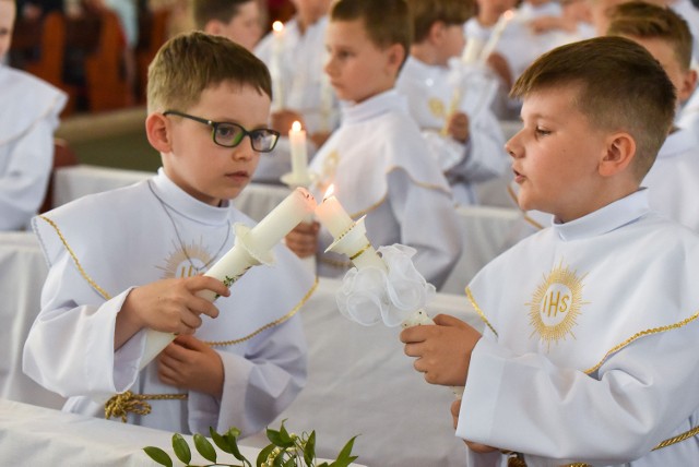 Parafia pw. św. Maksymiliana Kolbego ma wśród parafian rodziny z dziećmi uczęszczającymi do kilku szkół. Większość dzieci pierwszokomunijnych uczęszcza do klas III Szkoły Podstawowej numer 18 w Toruniu.