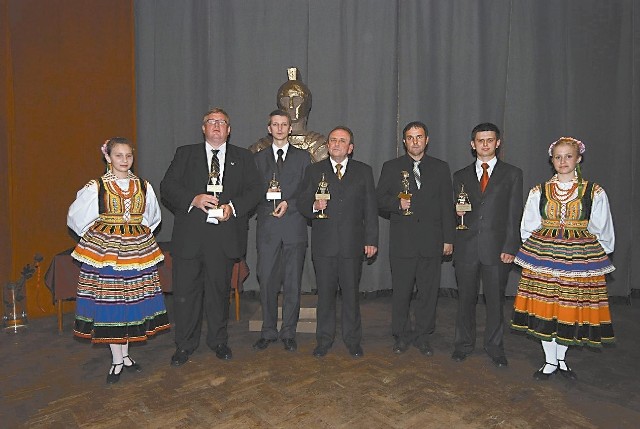 Tegoroczni laureaci (od lewej): Mariusz Pieńkowski z Zakładu Wodociągów i Kanalizacji, Rafał Neugebauer, dyrektor Wołczyńskiego Ośrodka Kultury, Mieczysław Kwaśnicki ze Spółdzielni Mieszkaniowej, rolnik Ryszard Woźny i drużynowy Mateusz Fila.