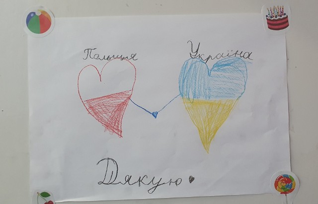 Siedmioletnia Sofia z Ukrainy, która mieszka w internacie Zespołu Szkól w Piotrkowicach Małych, podziękowała Polakom rysując i zawieszając na drzwiach pokoju taki rysunek.