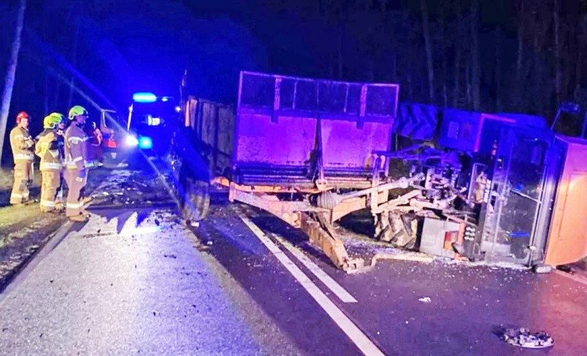 Wyliny-Ruś. Śmiertelny wypadek w regionie - kierowca Skody zginął na miejscu. Droga jest zablokowana
