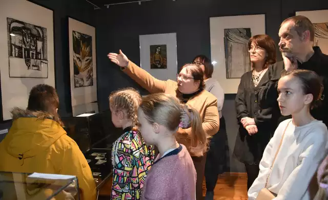 Podczas wernisażu po nowej wystawie w muzeum w Nakle oprowadzała gości Anna Sergott, kurator kociej ekspozycji