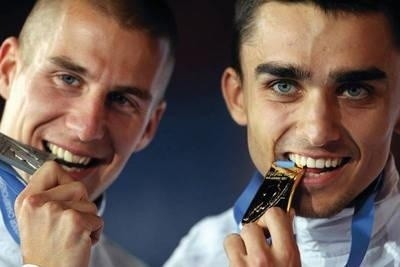 Adam Kszczot (z prawej) zdobył w Paryżu złoty medal, a Marcin Lewandowski - srebrny w biegu na 800 m Fot. Radek Pietruszka (PAP)