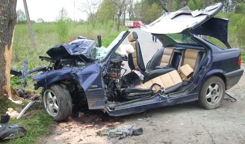 Makabryczny wypadek pod Białogardem. BMW uderzyło w drzewo, 3 osoby nie żyją