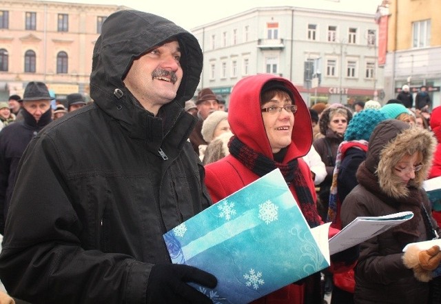 Rektor Semaniak i Agata Osóbka podczas kolędowania.