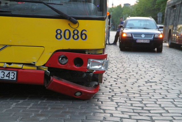 Niewielkie utrudnienia dla pasażerów po zderzeniu autobusu linii 102 z samochodem na ul. Wojanowskiej. Miejski przewoźnik podstawił autobus awaryjny. Na miejscu zdarzenia czynności prowadzi policja