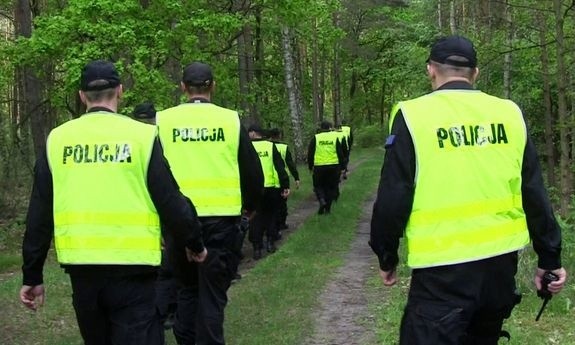 W akcję zaangażowani są także szydłowieccy policjanci, którzy przeczesują okoliczne lasy.