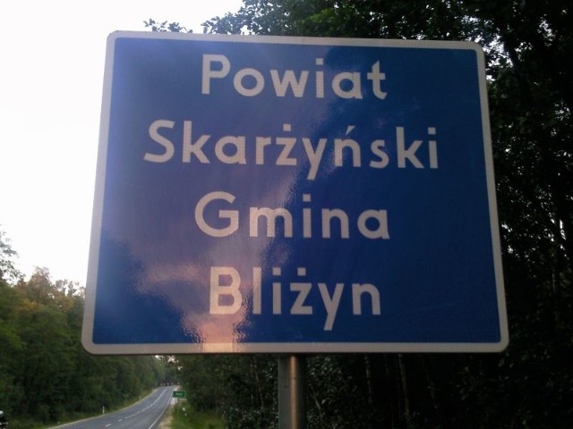Taki znak postawiono na granicy powiatów skarżyskiego i koneckiego.