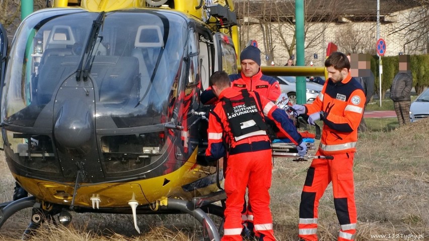 Mężczyzna wpadł pod pociąg i przeżył. Z urazami nóg...