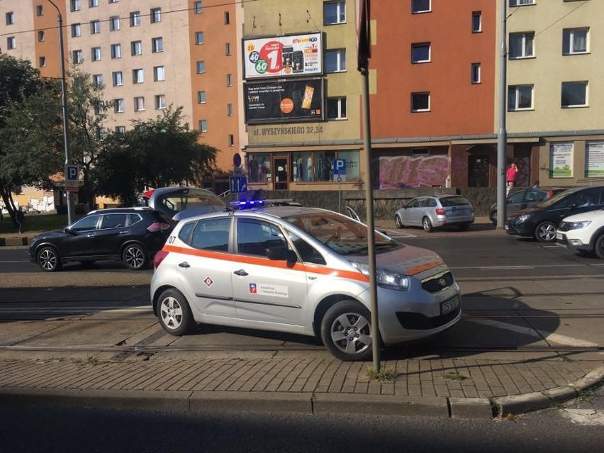 Koliza na ul. Wyszyńskiego w Szczecinie. Zderzenie tramwaju z autem osobowym 