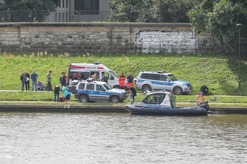 Kraków. Radiowozy i motorówka na Wiśle pod Wawelem. To nie akcja policji, kręcony był film