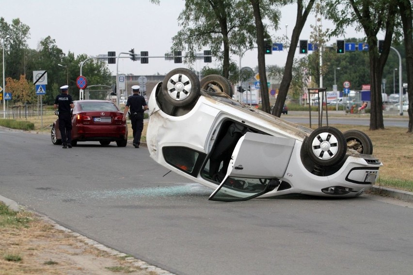 Wypadek na Żmigrodzkiej. Volkswagen dachował po zderzeniu z lexusem (ZDJĘCIA)