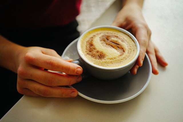 Pita w niewielkich ilościach kawa z cynamonem może zmniejszyć ryzyko chorób serca. Dzięki antyoksydantom wpływa zbawiennie na ciśnienie krwi.