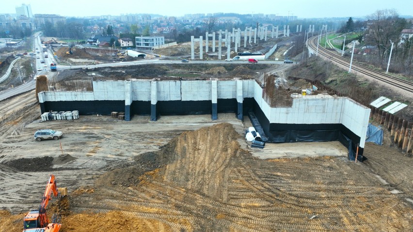 Kraków. Ogromny betonowy mur wyrósł obok linii kolejowej. Ta konstrukcja będzie pełniła bardzo ważną rolę