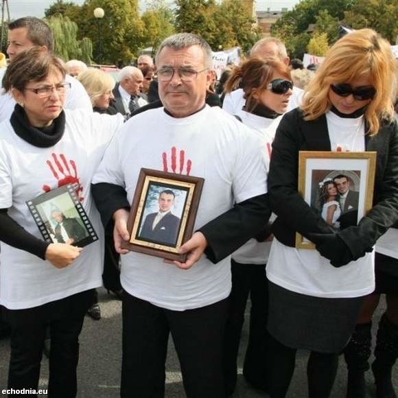 Rodzina i przyjaciele szli na czele marszu trzymając w dłoniach zdjęcia Szczepana.