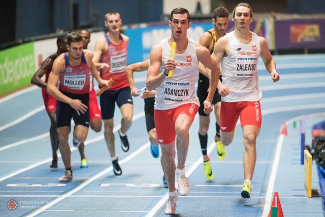 Patryk Adamczyk (na pierwszym planie) pobiegł w biegu eliminacyjnym sztafety 4x400 i jest pełnoprawnym mistrzem świata.