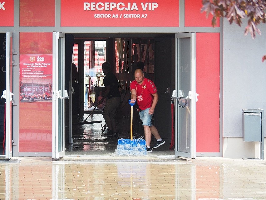 Powódź na stadionie Widzewa. Ulewny deszcz zalał obiekt przy al. Piłsudskiego. Zdjęcia
