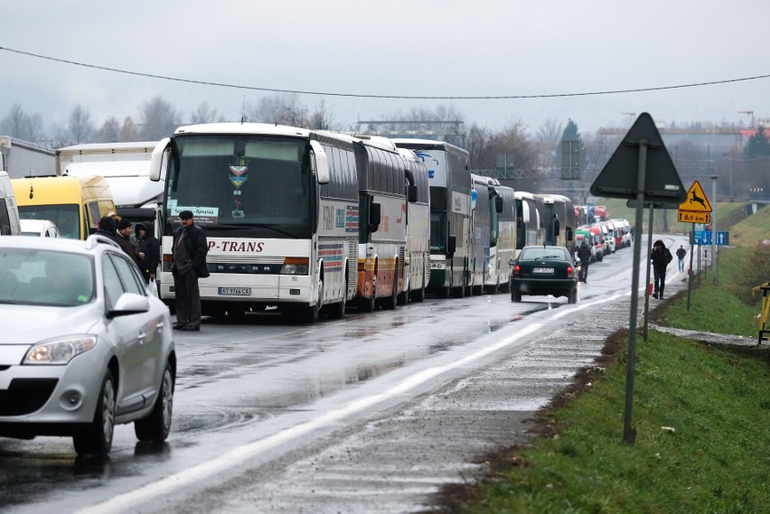 Kierowcom przed granicą w Medyce puszczają nerwy. Po ukraińskiej stronie blokowano drogi dojazdowe do granicy [ZDJĘCIA, WIDEO]
