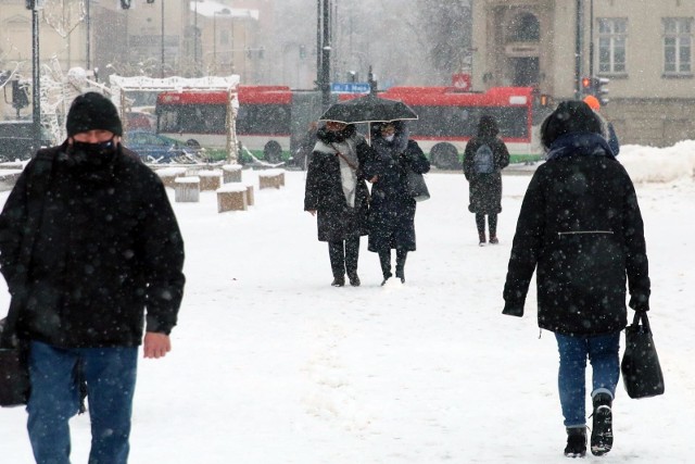 25.01.2021 lublin zima snieg odsnierzanie kom eko plug autobus plac litewski ogrod saski sniezyca fot. lukasz kaczanowski/polska press