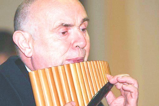 Georgij Agratina to wirtuoz gry na fletni Pana.