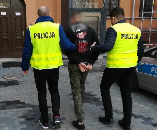 Poznańska policja zatrzymała 28-latka, który uderzył mężczyznę szklaną butelką w głowę. Sprawcy postawiona zarzut ciężkiego uszkodzenia ciała. Do zdarzenia doszło 23 listopada na poznańskim Starym Rynku.