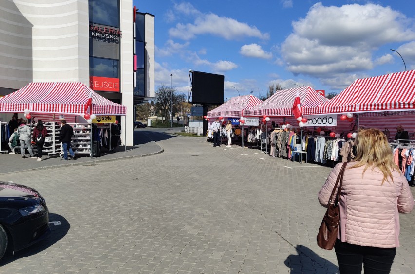 Przedsiębiorca z Galerii Krosno ratuje miejsca pracy. Wyprowadził sklepy do namiotów na parkingu.  Tak chce przetrwać lockdown [ZDJĘCIA]