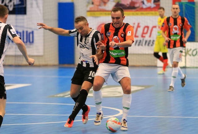 FC (z prawej planie Marcin Mikołajewicz) zagra w Gattą Active (z lewej Daniel Krawczyk)