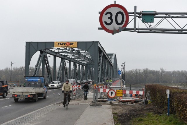 Remont mostu drogowego im. marsz. Józefa Piłsudskiego na finiszu. Już jednak wiadomo, że nie wszystkie prace zostaną zrealizowane do końca listopada, jak pierwotnie zapowiadano. - Epidemia i kryzys na rynku komponentów budowlanych nie oszczędził mostu - mówi Agnieszka Kobus-Pęńsko, rzeczniczka MZD. Przeprawa do końca listopada będzie przejezdna dla samochodów i udostępniona zarówno pieszym, jak i rowerzystom, ale część prac ekipa wykona dopiero, gdy na plac budowy dotrą niezbędne materiały. A co z organizacją ruchu?