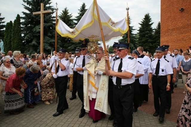 Uroczystość Najświętszego Ciała i Krwi Pańskiej 16 czerwca. Rozpoczęcie tradycyjnie Mszą Świętą o godzinie 9.30  kościele parafialnym pw. Podwyższenia Krzyża Świętego, pod przewodnictwem Pasterza diecezji biskupa Krzysztofa Nitkiewicza, z udziałem kapłanów z miasta Sandomierza.