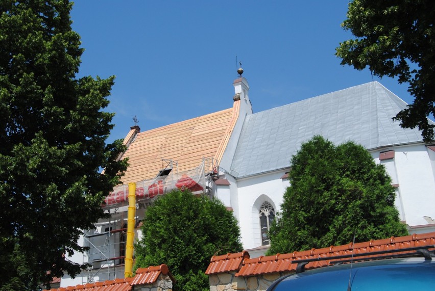 Remont dachu świątyni w Kurzelowie. Więcej na następnych...