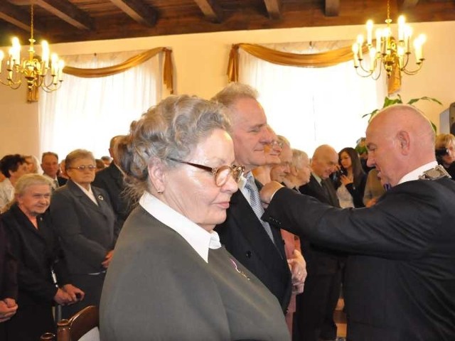 Medal otrzymują z rąk burmistrza Jerzego Borowskiego państwo Janina i Jan Chłodniccy.