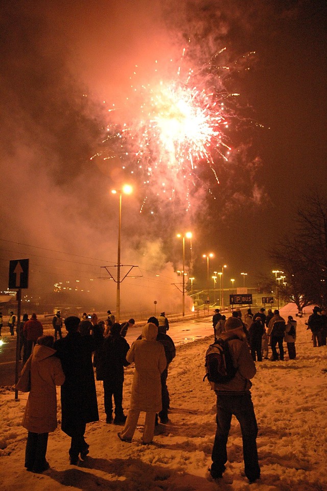 Miejskie witanie Nowego Roku nigdy nie cieszyło się dużą frekwencją. W tym roku nad Odrę przyszło kilka tysięcy szczecinian. Najbardziej widowiskowy był pokaz sztucznych ogni.