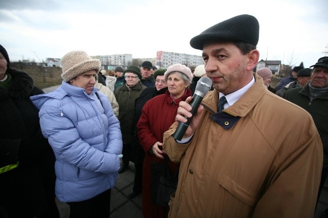 - Konsultacje w sprawie szczegółów nie mają sensu - uważa Andrzej Zawadzki ze Stowarzyszenia na Rzecz Rozwoju Gminy Szydłowiec. - My jesteśmy przeciwni prowadzeniu trasy tuż przy mieście.