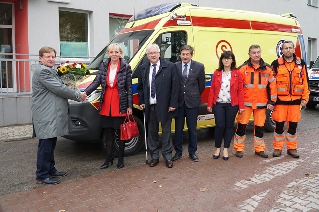 Podczas uroczystego przekazania karetki zwoleńskiemu pogotowiu obecni byli od lewej: dyrektor SPZZOZ w Zwoleniu Zbigniew Młynek, poseł Anna Kwiecień, starosta zwoleński Stefan Bernaciak, wicestarosta Waldemar Urbański, kierownik zwoleńskiego pogotowia ratunkowego Agnieszka Dobrowolska, a także ratownicy medyczni.