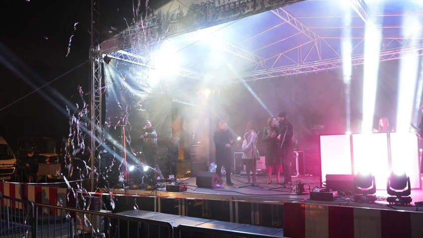 Wystrzałowy sylwester w Kozienicach. Mieszkańcy hucznie powitali Nowy Rok 2023. Było dużo muzyki i tańce. Zobacz zdjęcia