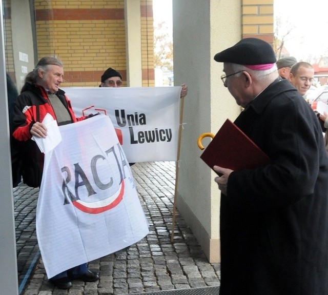 Biskup Paweł Socha tylko zerknął w stronę protestujących przed sesją pana Wojciecha i Eugeniusza. Ale policji i straży miejskiej było przy bibliotece tyle, jakby na pikiecie brało udział kilkadziesiąt osób, a nie pięć.