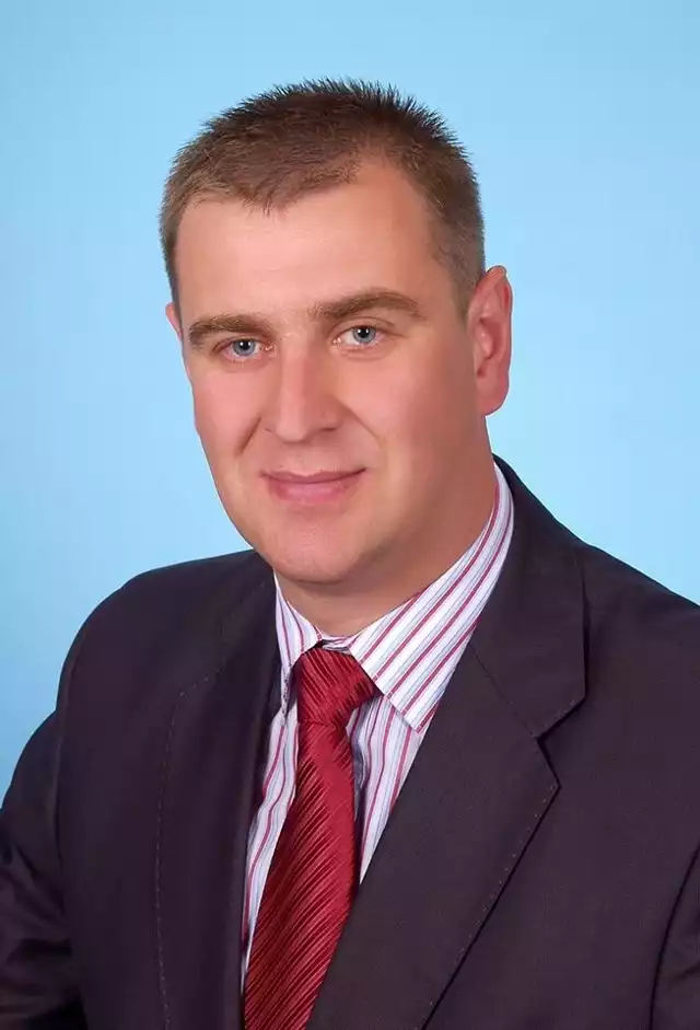 Krzysztof Ambroziak, nowy starosta grójecki ma 40 lat, pochodzi z Chynowa.