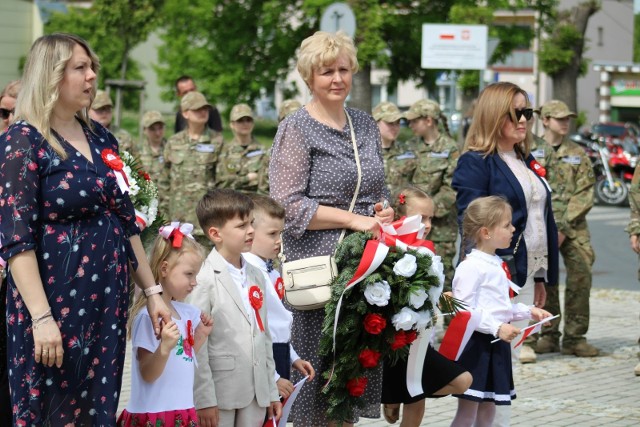 Uroczyste obchody 3 maja na rynku w Opatowie. Na zdjęciu delegacja Przedszkola Publicznego Bajkowy Zakątek.