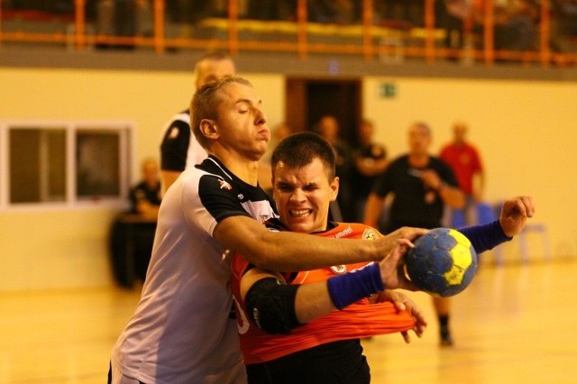 Kołowy Olimpu Bartosz Żubrowski  (z piłką) próbuje minąć Roberta Szuszkiewicza z zespołu Miedzi.