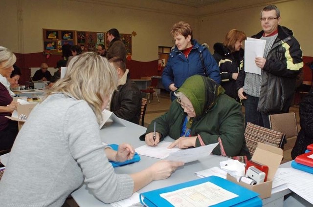 Wczoraj od godziny 9 do 13 w świetlicy zgłosiło się ponad stu mieszkańców, by załatwić zaświadczenie o zameldowaniu. 