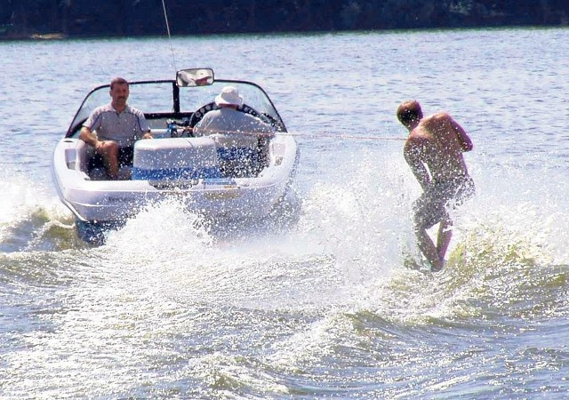 Jezioro Pile w Bornem Sulinowie jest stworzone do uprawiania sportów motorowodnych. Nic więc dziwnego, że w leśnym miasteczku spotkają się miłośnicy wodnych szaleństw 