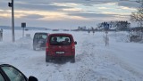 Zawieje śnieżne 2022. Kierowcy, którzy utknęli w zaspach na opolskich drogach pytają, gdzie się podziały płotki przeciwśniegowe