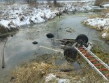 Nietypowy wypadek w gminie Bielsk Podlaski. Suzuki wpadło do rzeki, kierująca i pasażer wydostali się z samochodu 