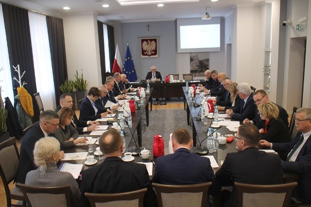 Obrady sesji Rady Powiatu Jarosławskiego przed pandemią. Teraz wszystkie posiedzenia odbywają się w formie online.