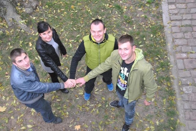 - Startujemy! - mówią Łukasz (od lewej, zgodnie ze wskazówkami zegara), Magda, Adrian i Jacek - wolontariusze  "Szlachetnej paczki&#8221; w Grudziądzu