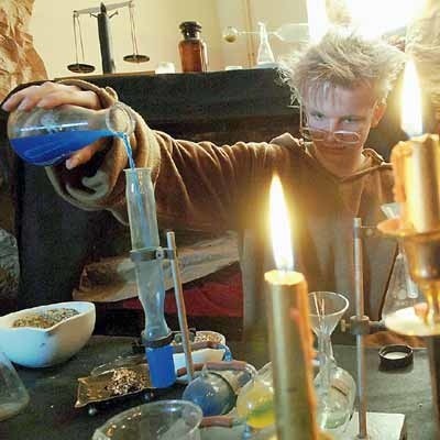 W pracowni alchemicznej Sławek Sobański z IId uchylał rąbka sztuki tajemnej