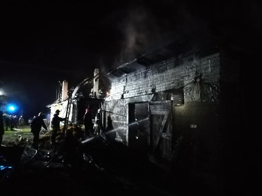 Jałówka: Pożar na gospodarstwie we wsi koło Dąbrowy Białostockiej. Spalił się dom jednorodzinny z zabudowaniem gospodarczym