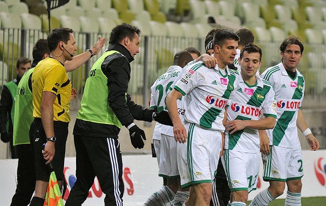 Piotr Grzelczak (bieło-zielony strój, pierwszy z lewej) przyjmuje gratulacje po strzelonym golu