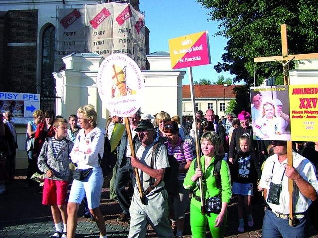 Poranna msza i w drogę. W sobotni poranek łomżyńska katedra pękała w szwach. Całe rodziny odprowadzały "swoich&#8221; pielgrzymów.