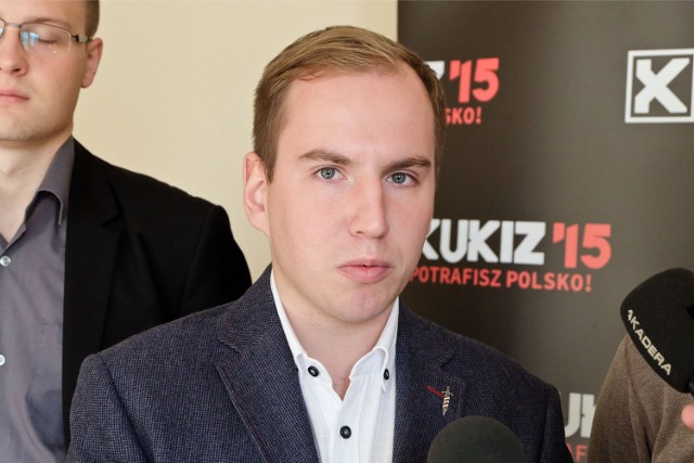 Adam Andruszkiewicz, poseł Kuki'15, prezes Młodzieży Wszechpolskiej. Pochodzi z Grajewa. Studiował w Białymstoku.